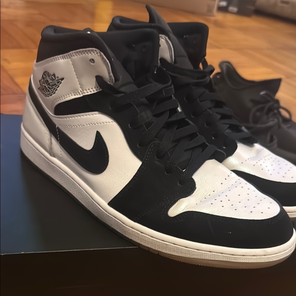 Nike Men's Black and White Sneakers